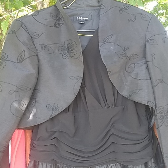 Formal gown - Picture 1 of 4